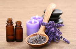 Oli essenziali e candele alla lavanda