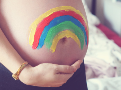 pancione con dipinto un arcobaleno