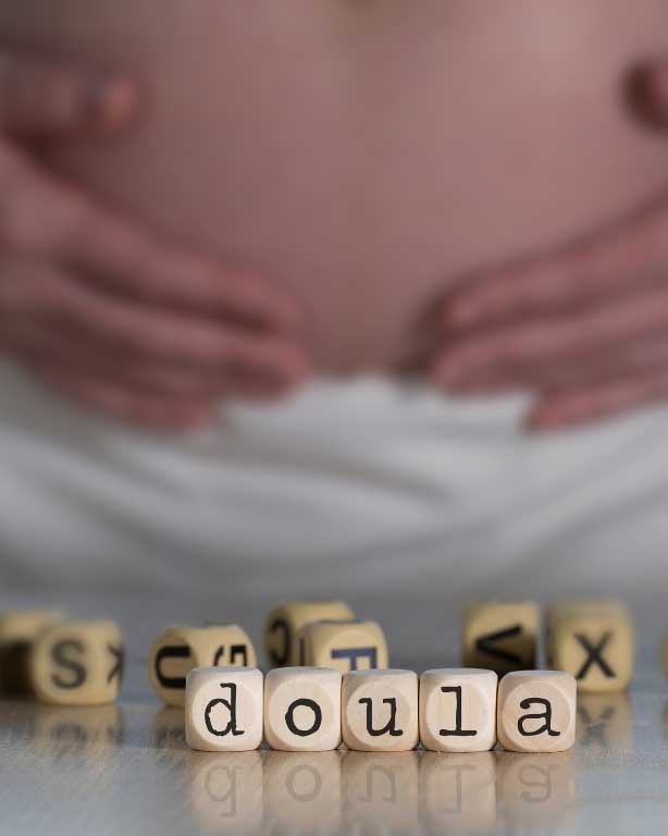 dadi con lettere e la parola doula per corso custode della nascita
