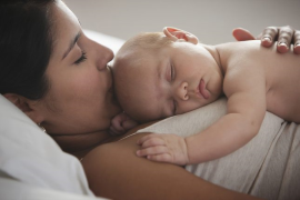 bimbo che dorme sul corpo della mamma