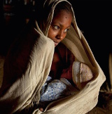 una donna di colore con neonato