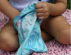 bimbo con in mano un sacchetto montessori